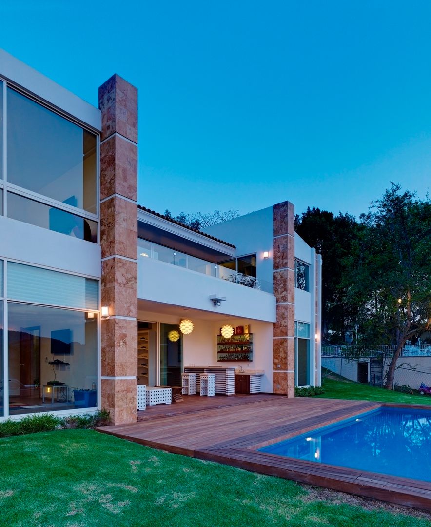 Casa Altavista, Excelencia en Diseño Excelencia en Diseño Balcones y terrazas modernos