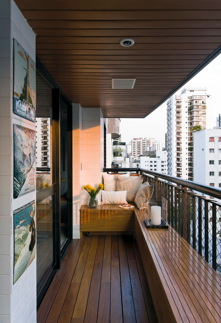 Real Parque Loft DIEGO REVOLLO ARQUITETURA S/S LTDA. Varandas, marquises e terraços modernos