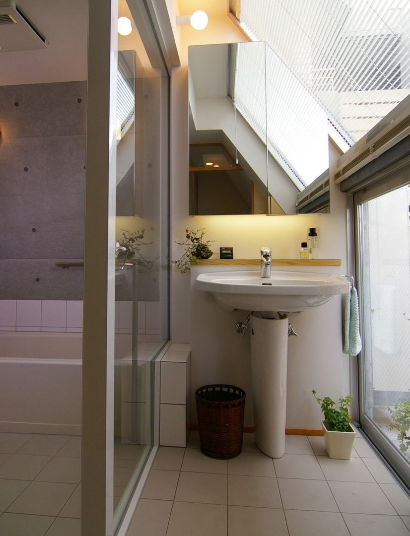 屋上菜園のある家, ARC DESIGN ARC DESIGN Ванная комната в стиле модерн