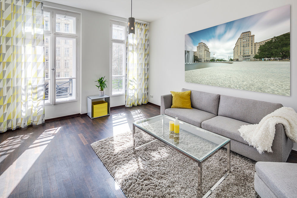 Großzügiges, lichtdurchflutetes Wohnzimmer 16elements GmbH Modern Bathroom Couch,Möbel,Bilderrahmen,Gebäude,Pflanze,Fenster,Kompfort,Wohnzimmer,Innenarchitektur,Die Architektur