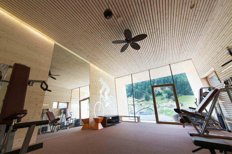 Fitnessraum Salzburger Hof, Leogang, BAU.GENIAL BAU.GENIAL Gimnasios domésticos de estilo moderno