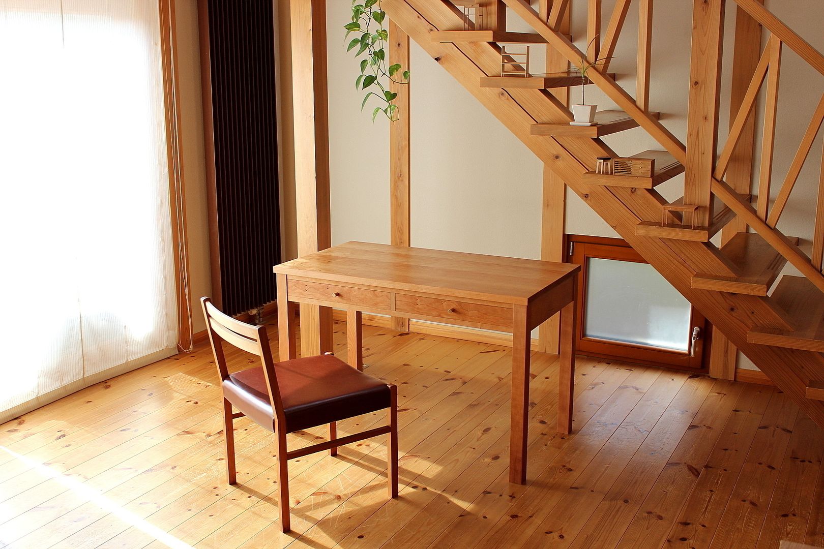 Table, desk, trusty wood works trusty wood works Eklektyczny pokój dziecięcy Biurka i krzesła