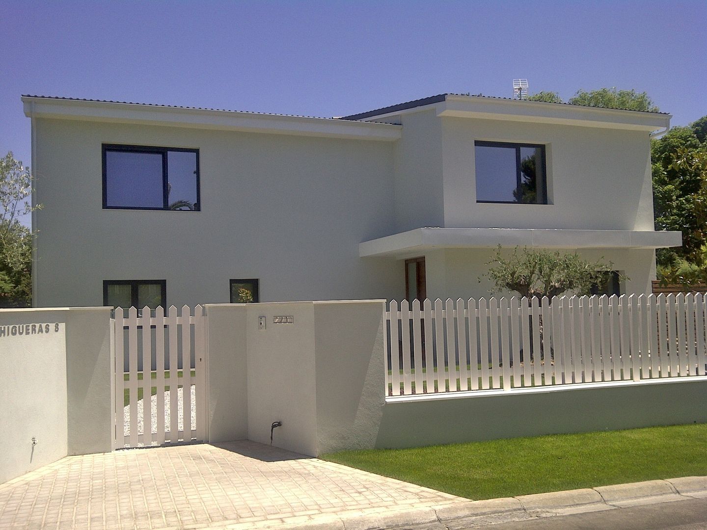 VIVIENDA UNIFAMILIAR. POZUELO DE ALARCON. MADRID. 2010, Bescos-Nicoletti Arquitectos Bescos-Nicoletti Arquitectos モダンな 家