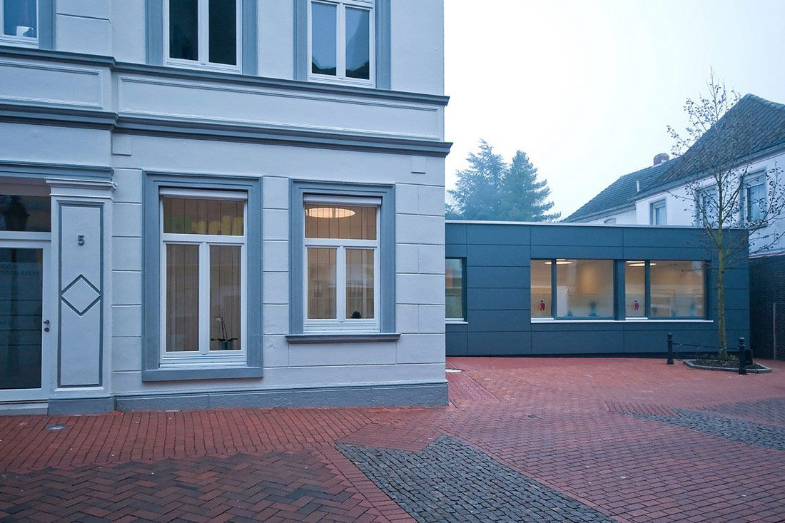 alte Fassade mit neuer Praxis, Lecke Architekten Lecke Architekten Commercial spaces Clinics