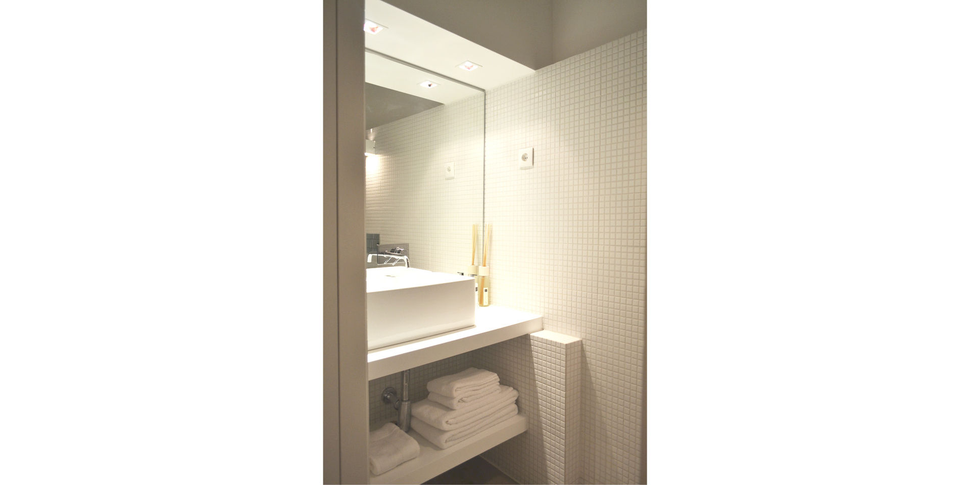 032 | Apartamento, Alfama, Lisboa, T2 Arquitectura & Interiores T2 Arquitectura & Interiores Minimalist style bathroom