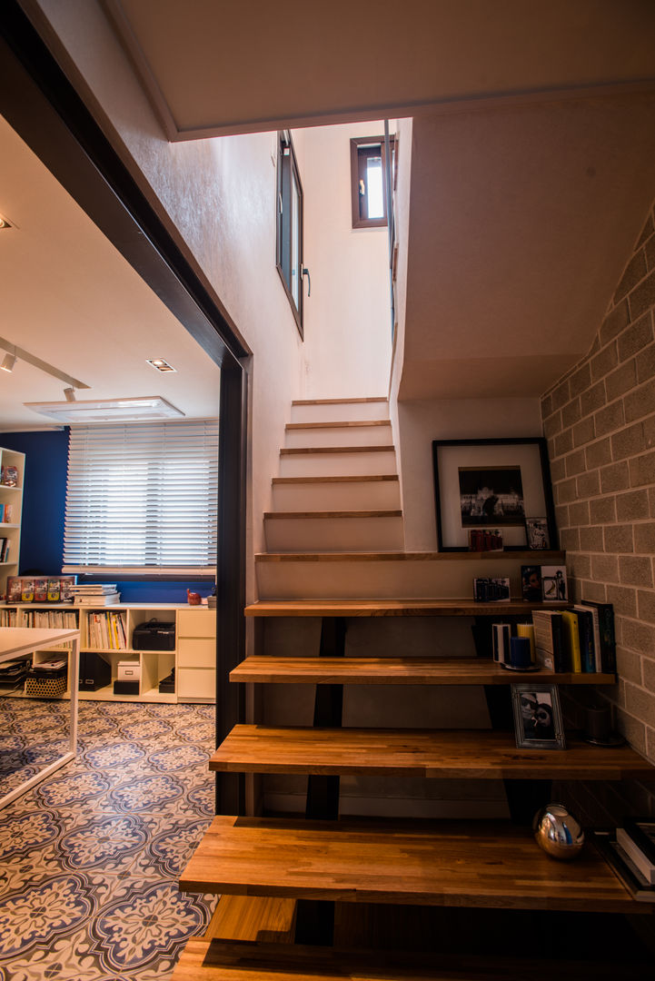 homify Pasillos, vestíbulos y escaleras de estilo moderno