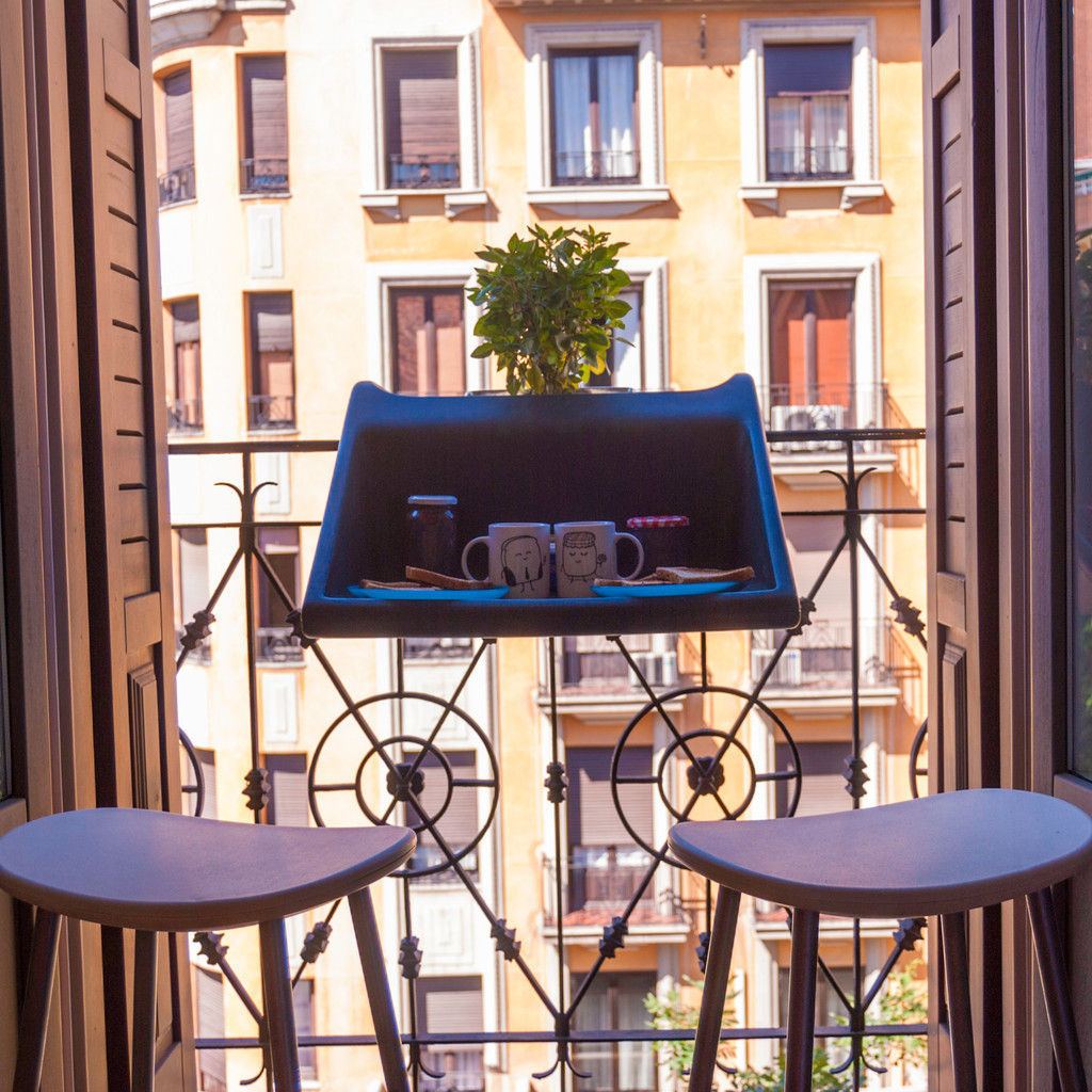 homify Moderne balkons, veranda's en terrassen Meubels