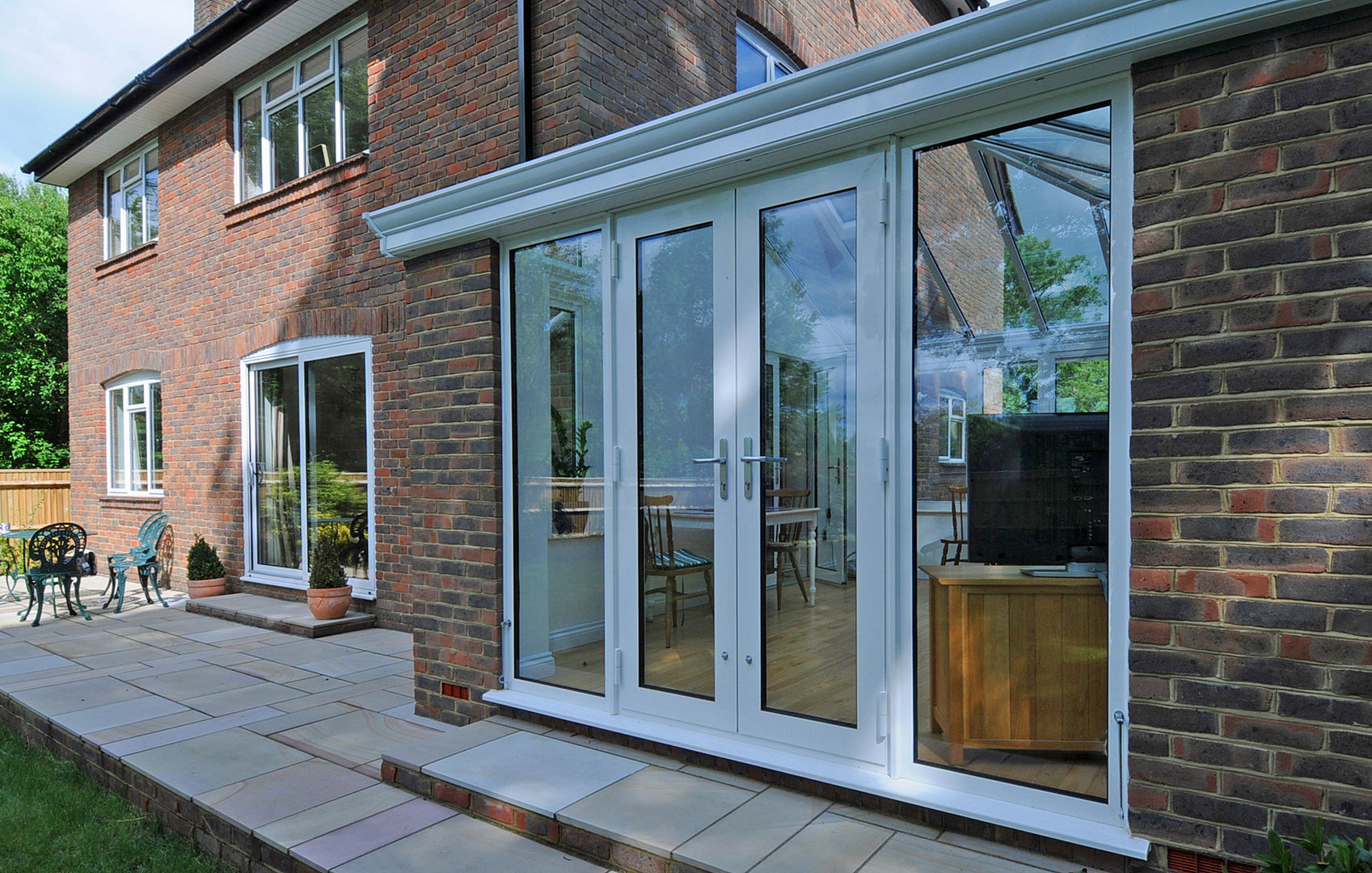 homify Modern style conservatory