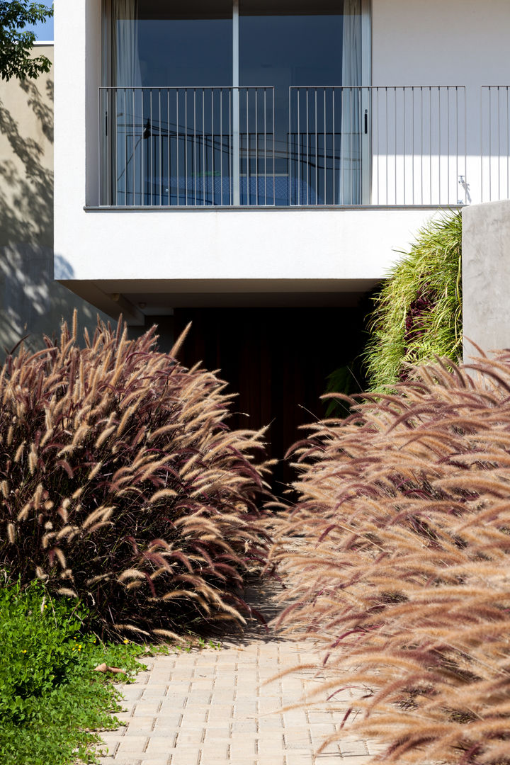 Casa em Itu, Consuelo Jorge Arquitetos Consuelo Jorge Arquitetos Minimalistyczne domy