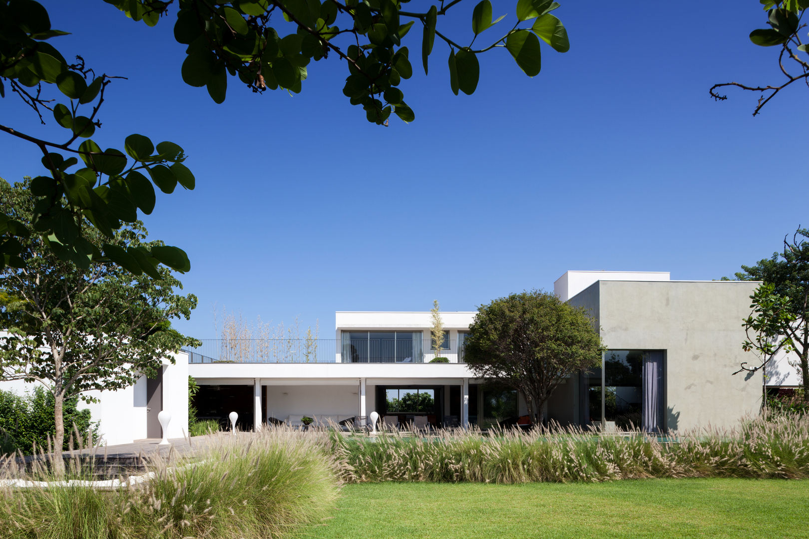 Casa em Itu, Consuelo Jorge Arquitetos Consuelo Jorge Arquitetos Дома в стиле минимализм