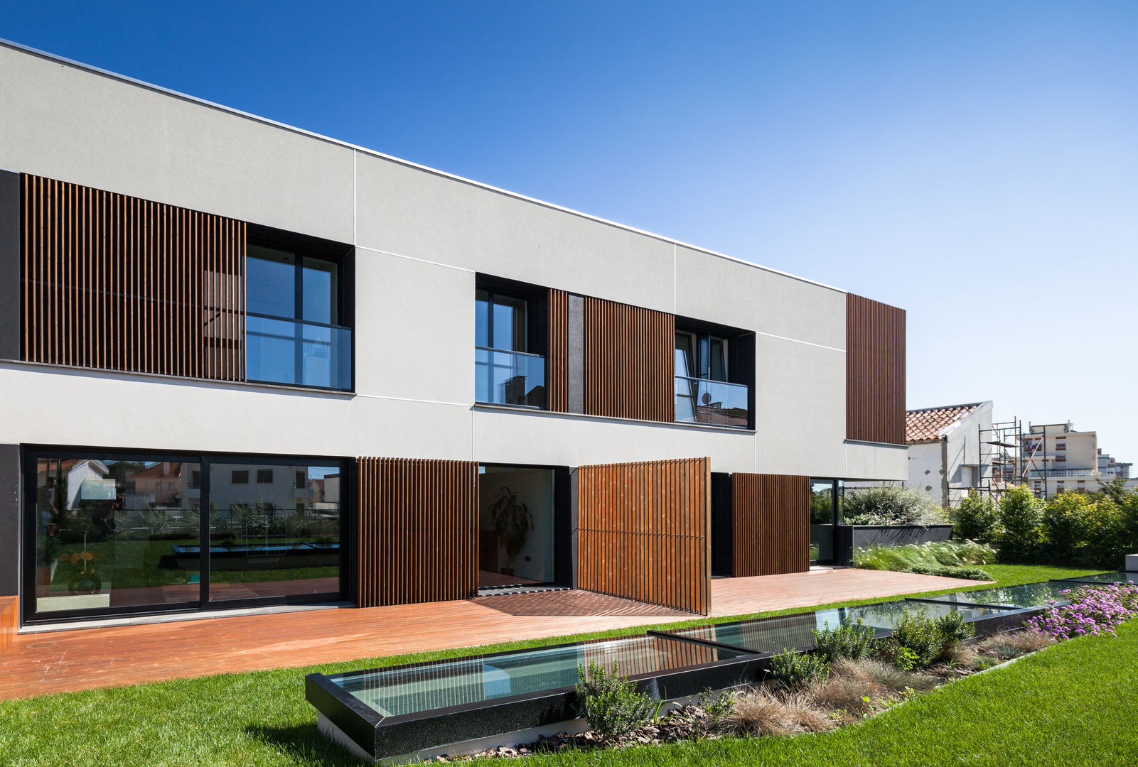 Four villas condominium in Queijas, Oeiras, Estúdio Urbano Arquitectos Estúdio Urbano Arquitectos منازل