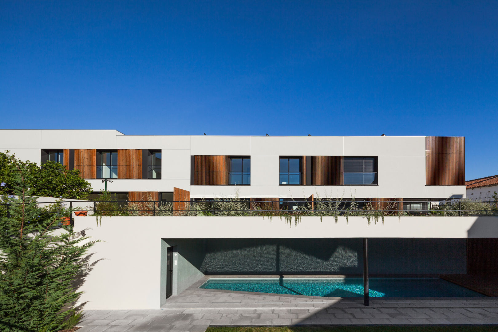 Four villas condominium in Queijas, Oeiras, Estúdio Urbano Arquitectos Estúdio Urbano Arquitectos Albercas minimalistas