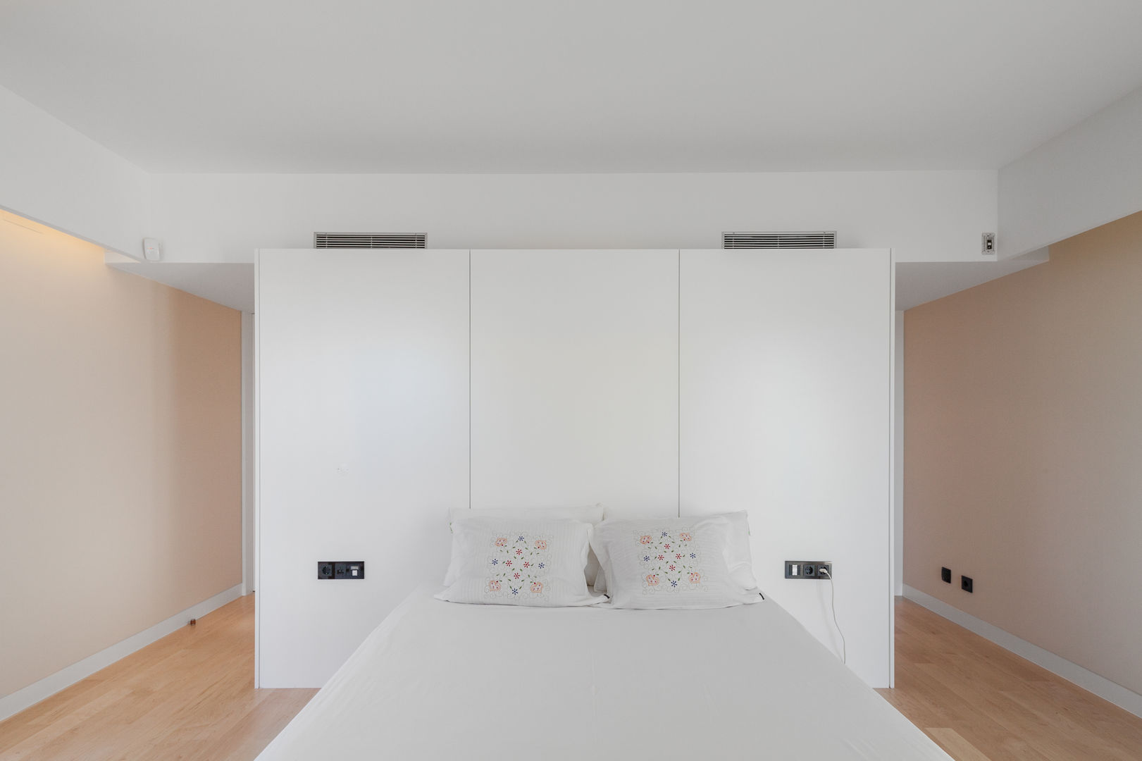 Four villas condominium in Queijas, Oeiras, Estúdio Urbano Arquitectos Estúdio Urbano Arquitectos Minimalist bedroom