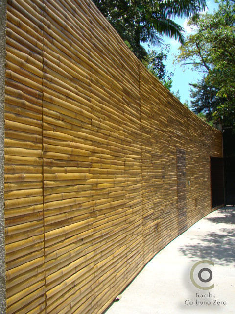 Fachada de Réguas de bambu autoclavado- Projeto Arq. Isay Weinfeld, BAMBU CARBONO ZERO BAMBU CARBONO ZERO Paredes y pisos de estilo minimalista