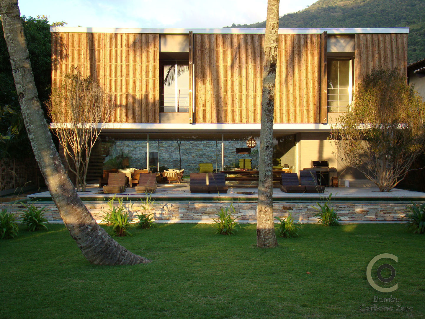 Casa Ilha Bela Márcio Kogan, BAMBU CARBONO ZERO BAMBU CARBONO ZERO Tropical style houses