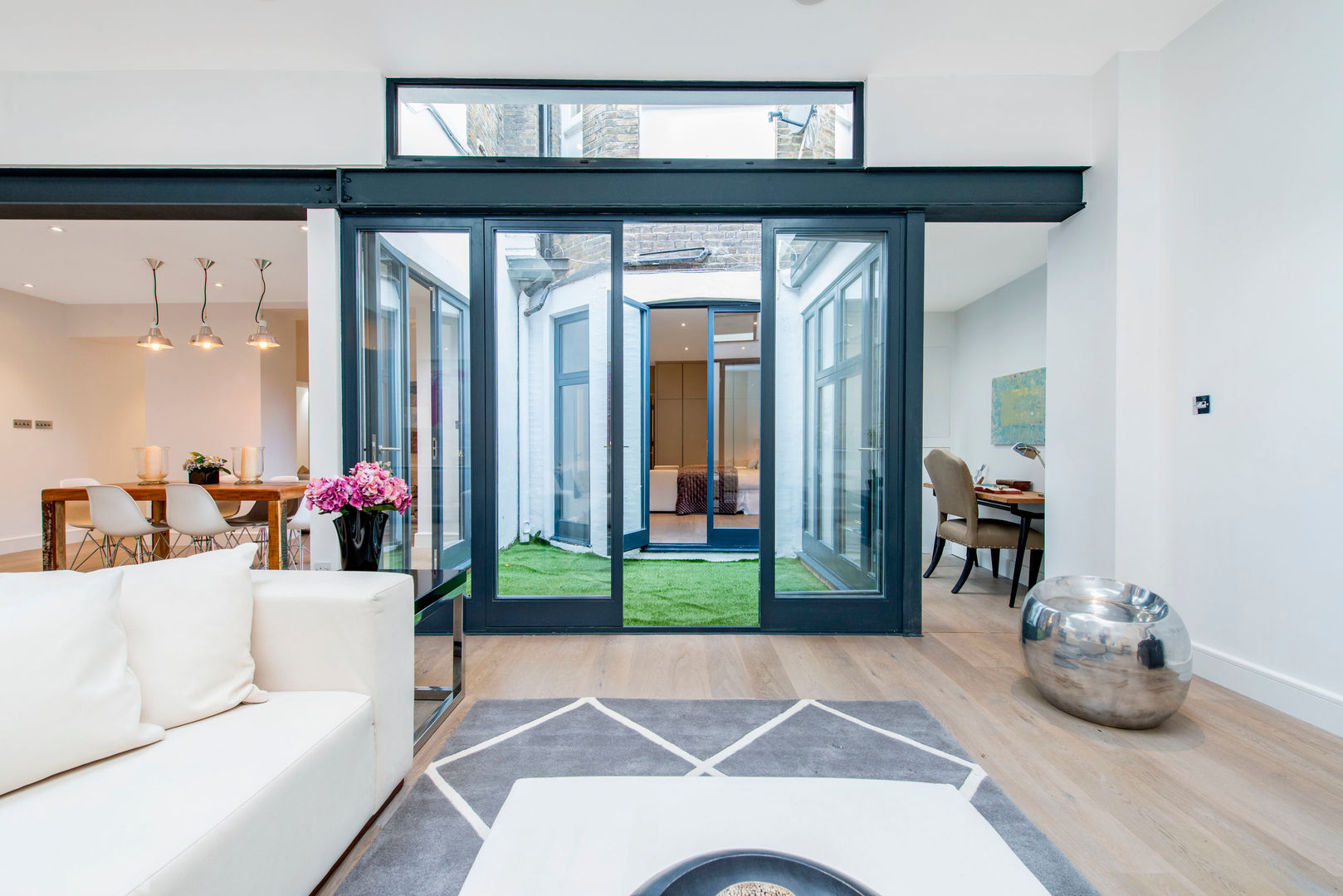 Courtyard Balance Property Ltd Salones de estilo moderno