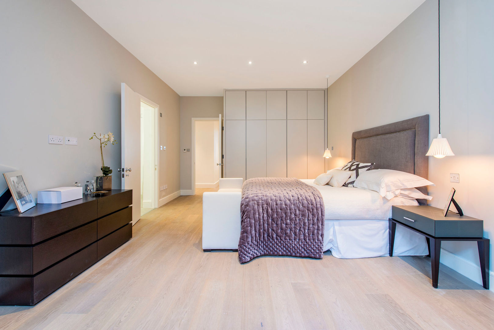 Bedroom in greys Balance Property Ltd Dormitorios modernos: Ideas, imágenes y decoración