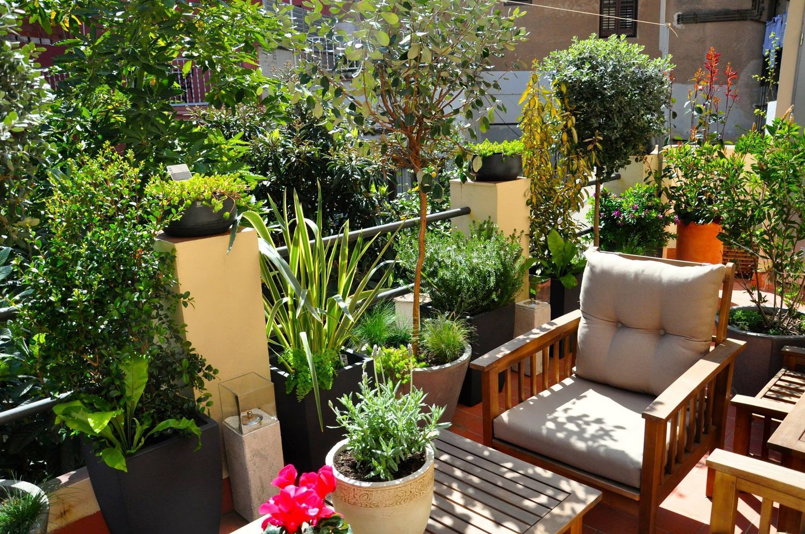 Terraza en el Guinardó., ésverd - jardineria & paisatgisme ésverd - jardineria & paisatgisme Eclectic style balcony, veranda & terrace