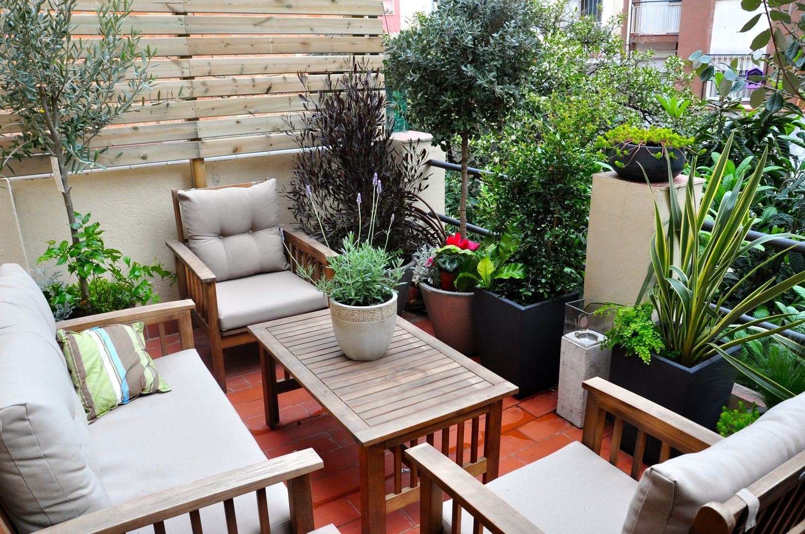 Terraza en el Guinardó., ésverd - jardineria & paisatgisme ésverd - jardineria & paisatgisme Eclectische balkons, veranda's en terrassen