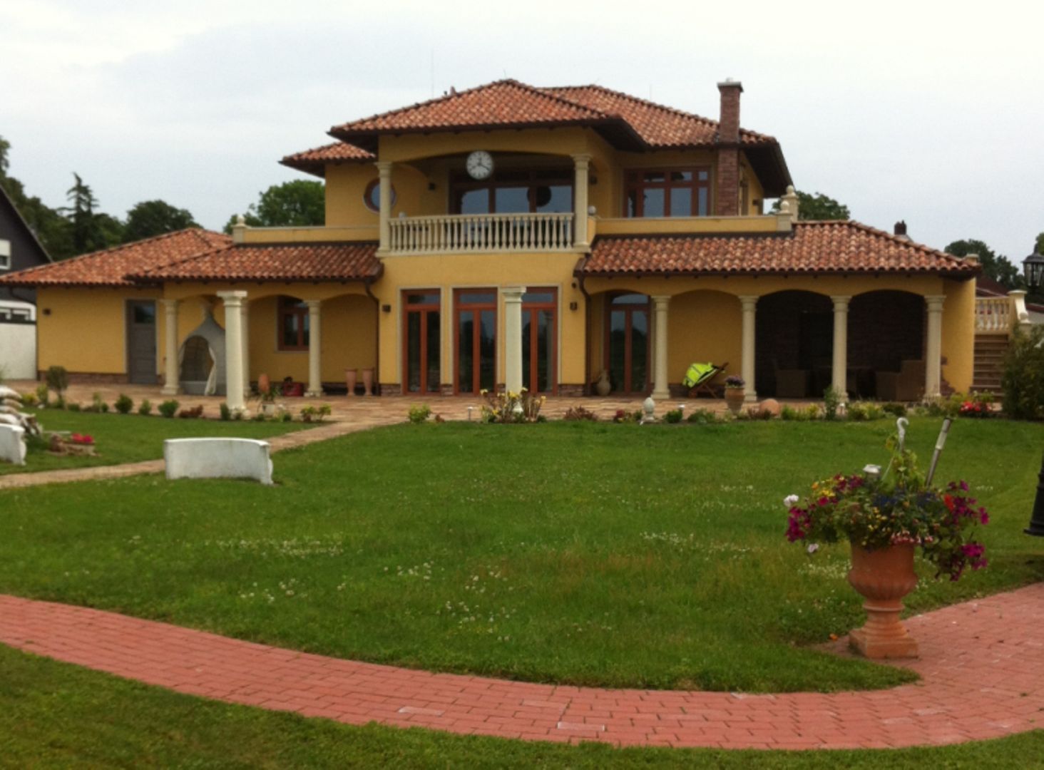 Garten Rita Meyer, Architektin Mediterrane Häuser Pflanze,Gebäude,Himmel,Eigentum,Fenster,Haus,Grundstück,Gras,Tür,Baum