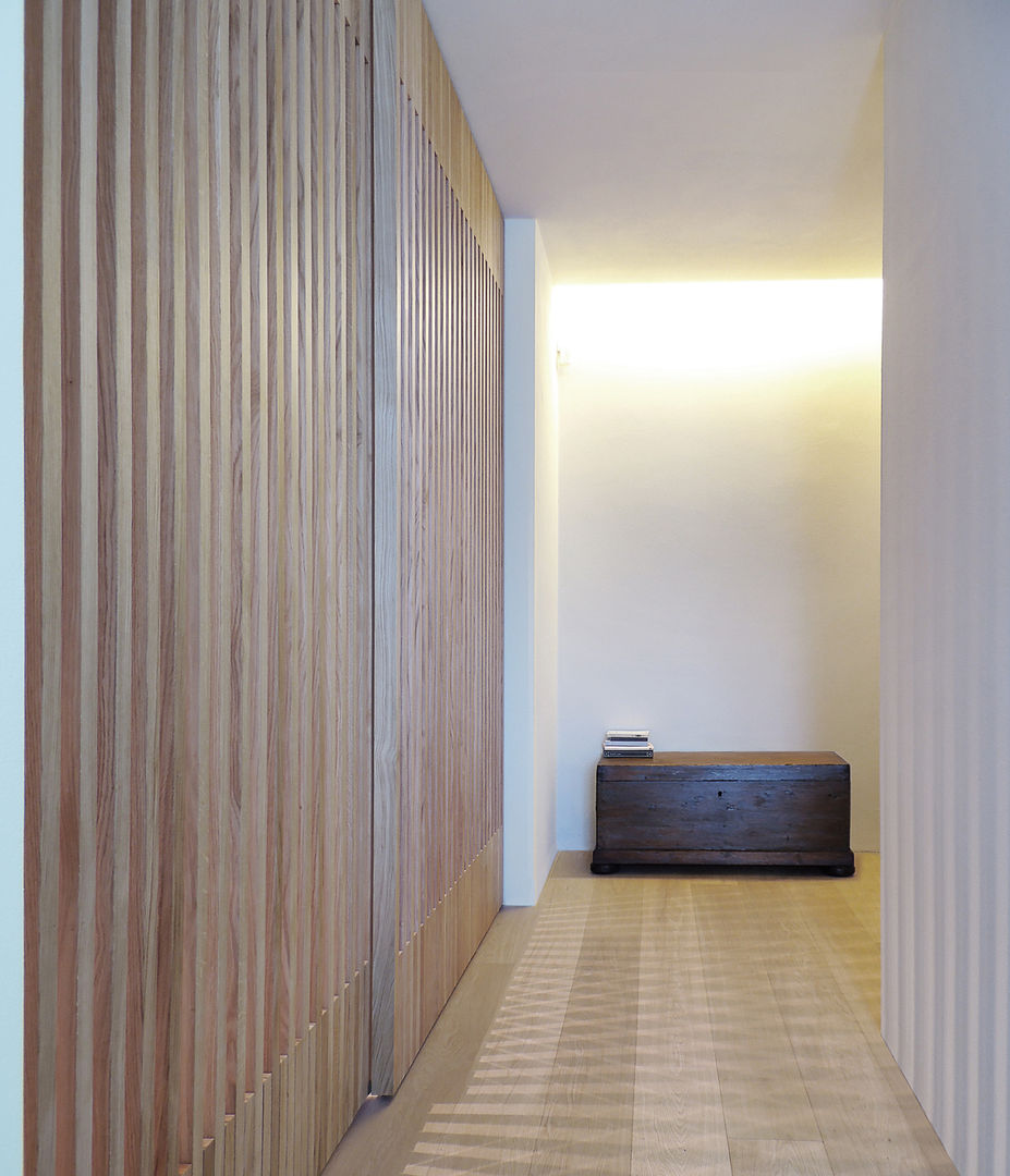 Casa M, interno a Milano, diegocolliniarchitetto diegocolliniarchitetto Pasillos, vestíbulos y escaleras minimalistas