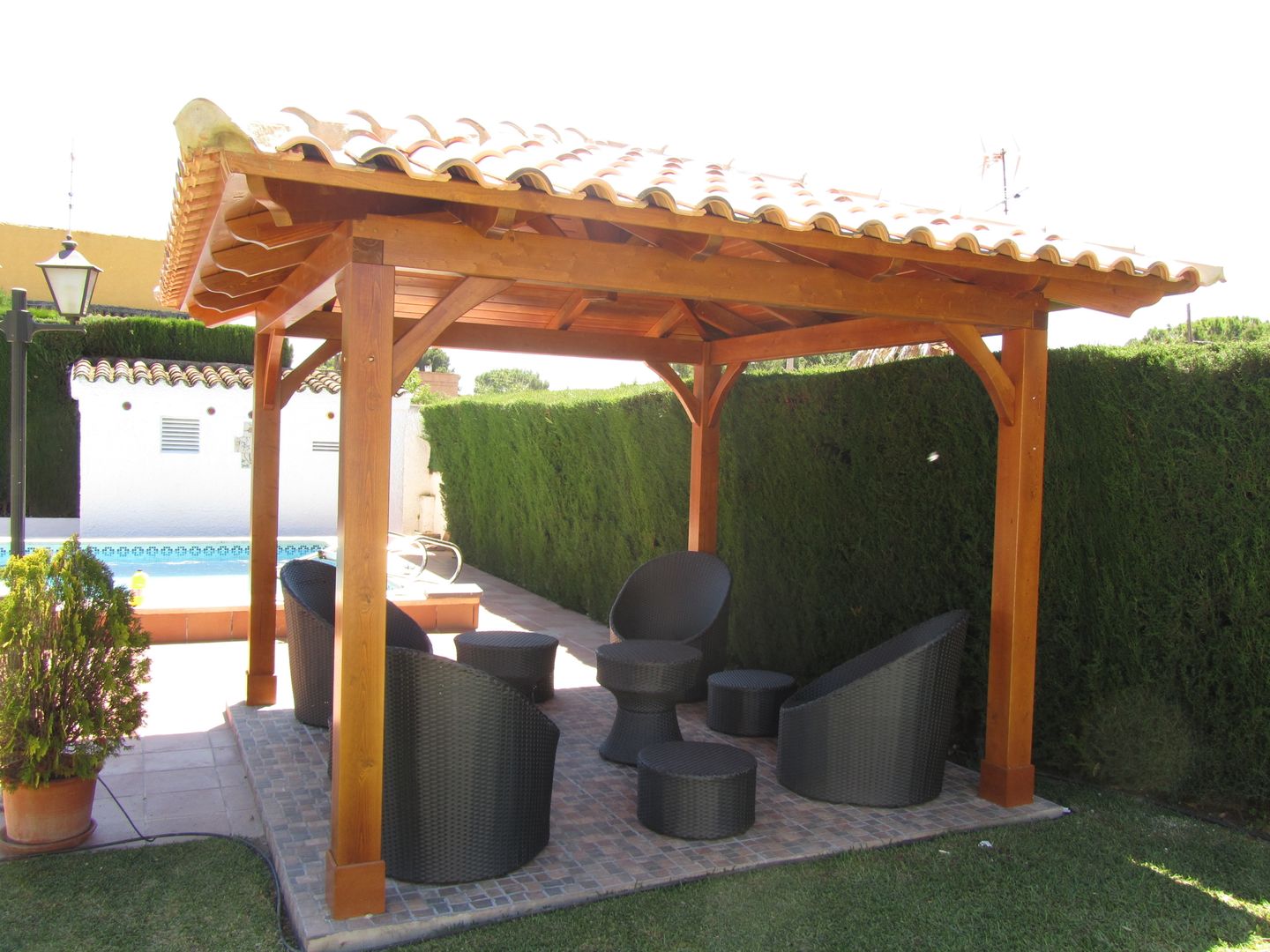 Cenador de madera a cuatro aguas, Ático y Jardín Ático y Jardín Classic style garden