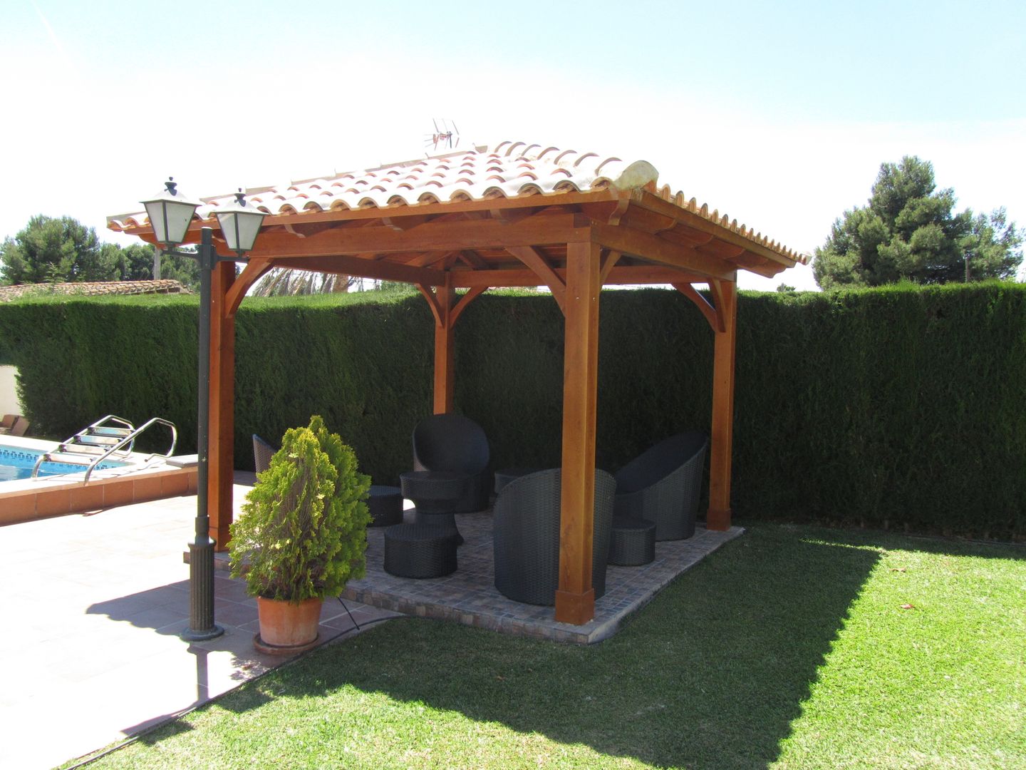 Cenador de madera a cuatro aguas, Ático y Jardín Ático y Jardín Classic style garden