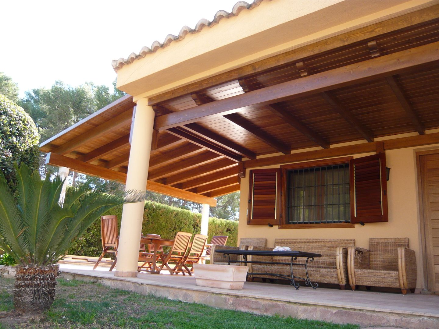 Porche de madera a un agua en color teka, Ático y Jardín Ático y Jardín クラシカルな 庭