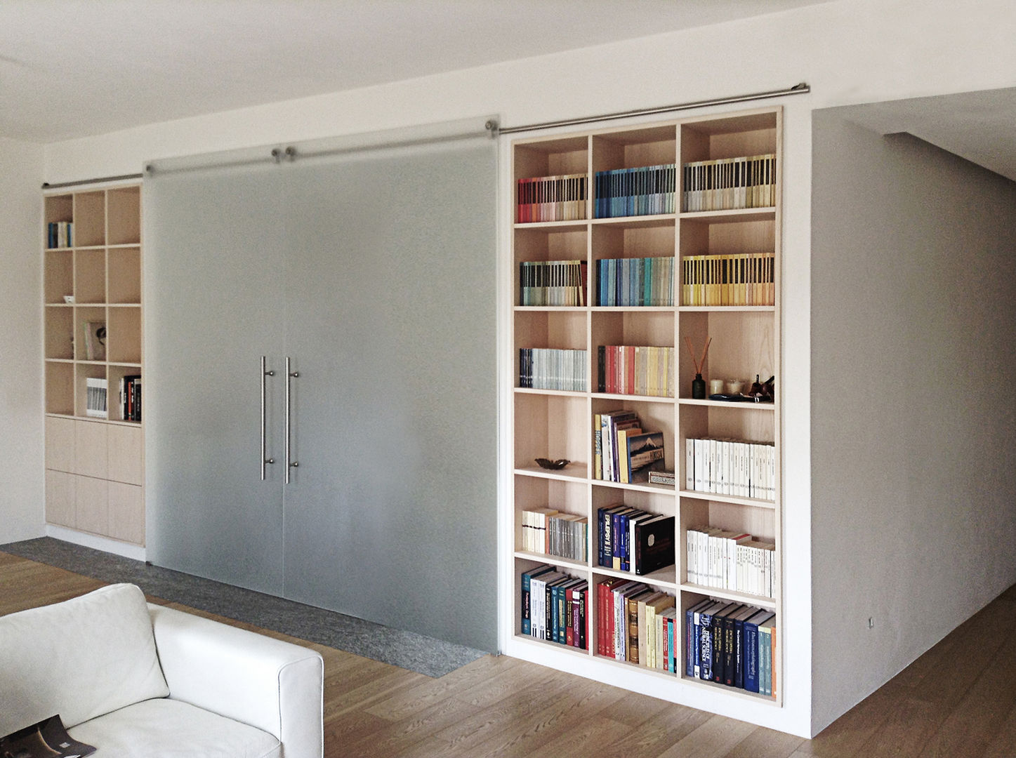 Casa C, interno a Novara, diegocolliniarchitetto diegocolliniarchitetto Soggiorno minimalista Libreria,Mensola,Legna,Costruzione,Scaffalature,Interior design,Pubblicazione,Soggiorno,Prenotare,Pavimentazione