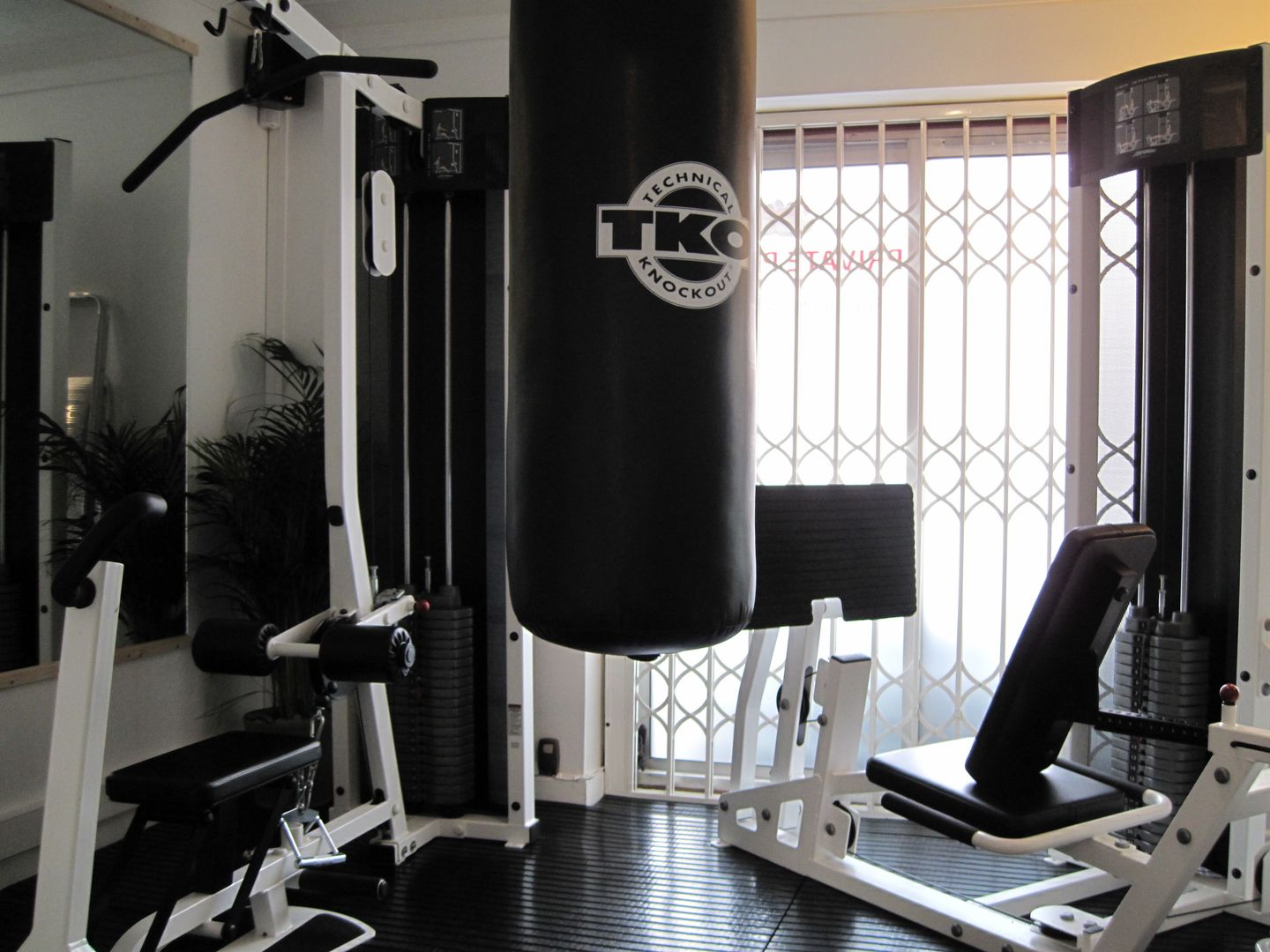 888 Gym Design example, Pioneer Personal Training & Bespoke Gym Design Pioneer Personal Training & Bespoke Gym Design Gimnasios domésticos modernos