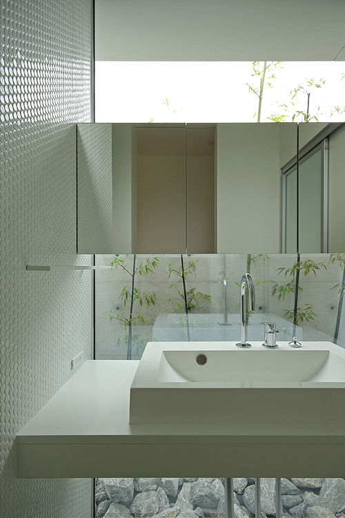 homify Modern bathroom