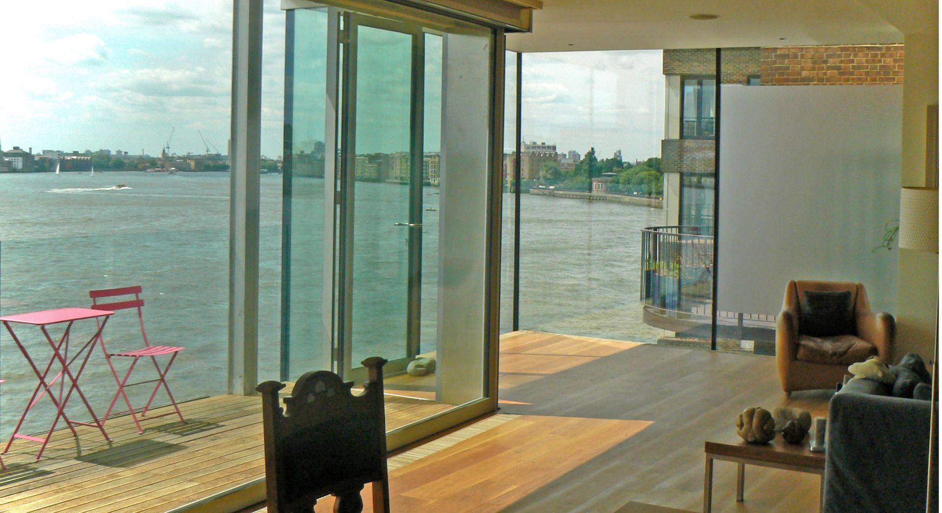 View of the Thames DoorTechnik Ltd Puertas y ventanas de estilo minimalista