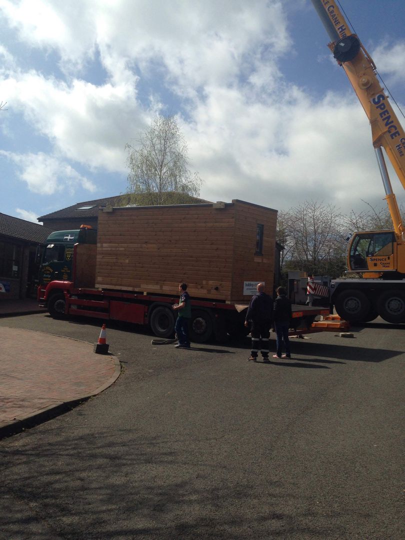 Delivery To School Building With Frames Espacios comerciales Escuelas