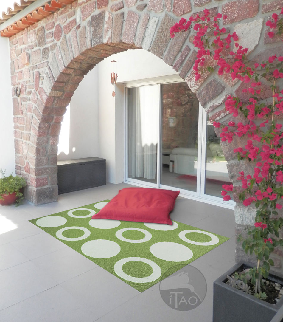 Des tapis pour colorer votre terrasse, ITAO ITAO Mediterranean style balcony, veranda & terrace Accessories & decoration