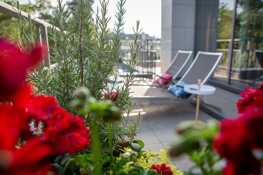 "Немного солнца в стакане воды" квартира в Юрмале (дизайнер Наталия Прохорова-Азбукина), Фотограф Анна Киселева Фотограф Анна Киселева Eclectic style balcony, veranda & terrace