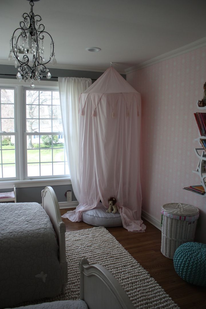 Girls' Bedroom homify Modern nursery/kids room