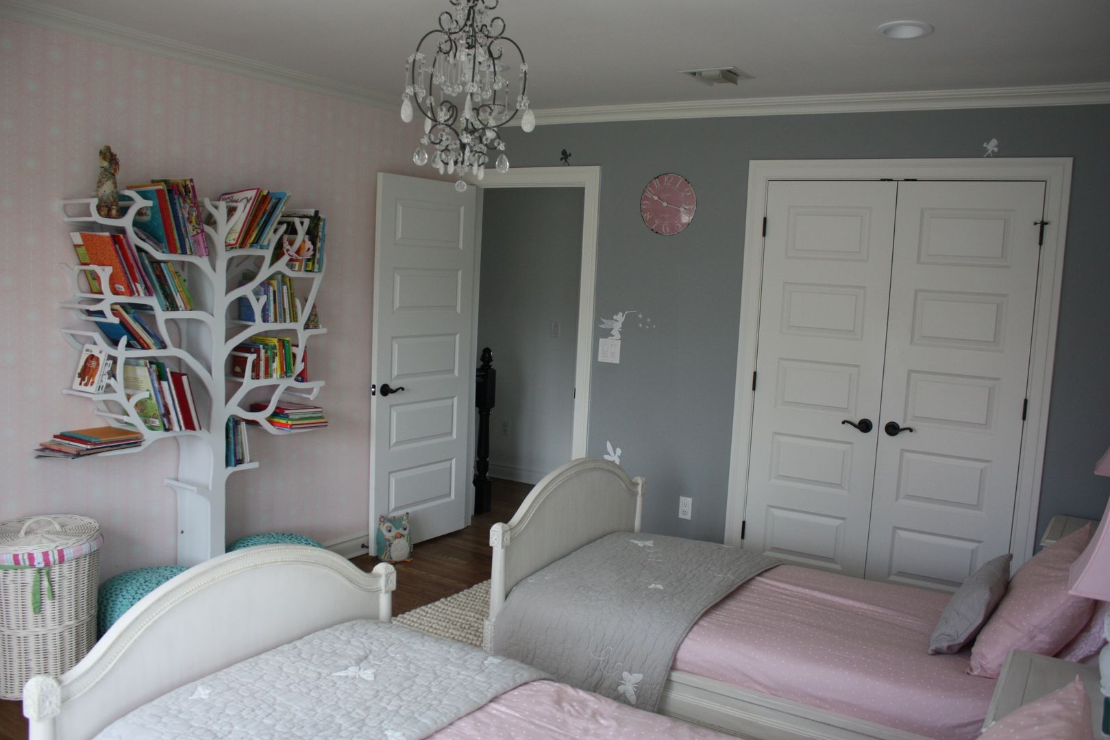 Girls' Bedroom homify Nursery/kid’s room