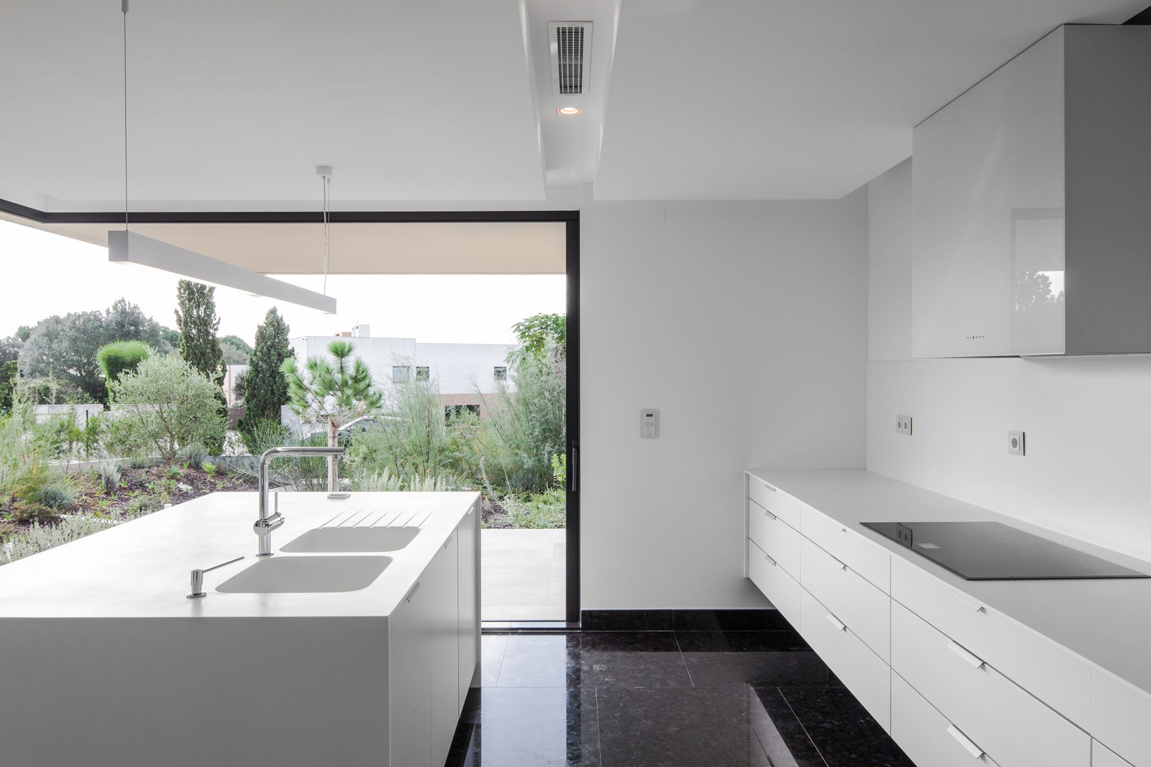 House in Belas, Sintra, Estúdio Urbano Arquitectos Estúdio Urbano Arquitectos Cocinas de estilo minimalista