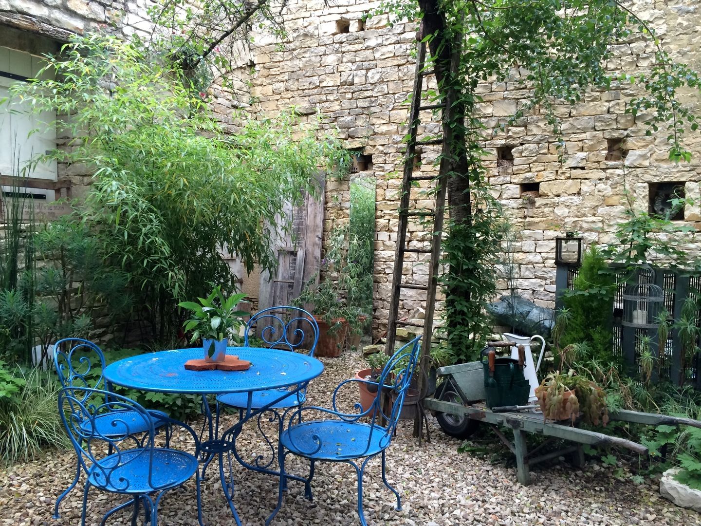 Le patio Atelier d'Ersu & Blanco Jardin moderne Plante,Biens,Meubles,Table,Chaise,Immeuble,Fenêtre,Architecture,Table d&#39;extérieur,Mobilier de jardin