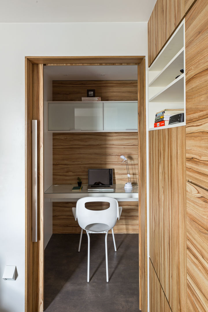 Apartamento TJ, BEP Arquitetos Associados BEP Arquitetos Associados Modern corridor, hallway & stairs Storage