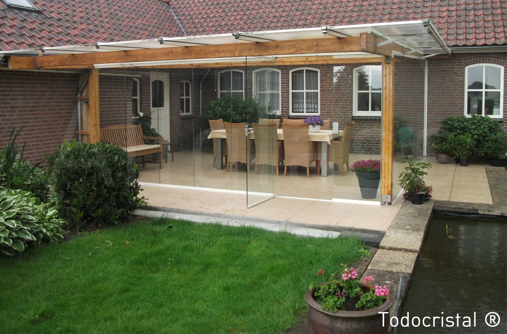 SYSTEM WITH SLIDING DOOR homify Moderne huizen