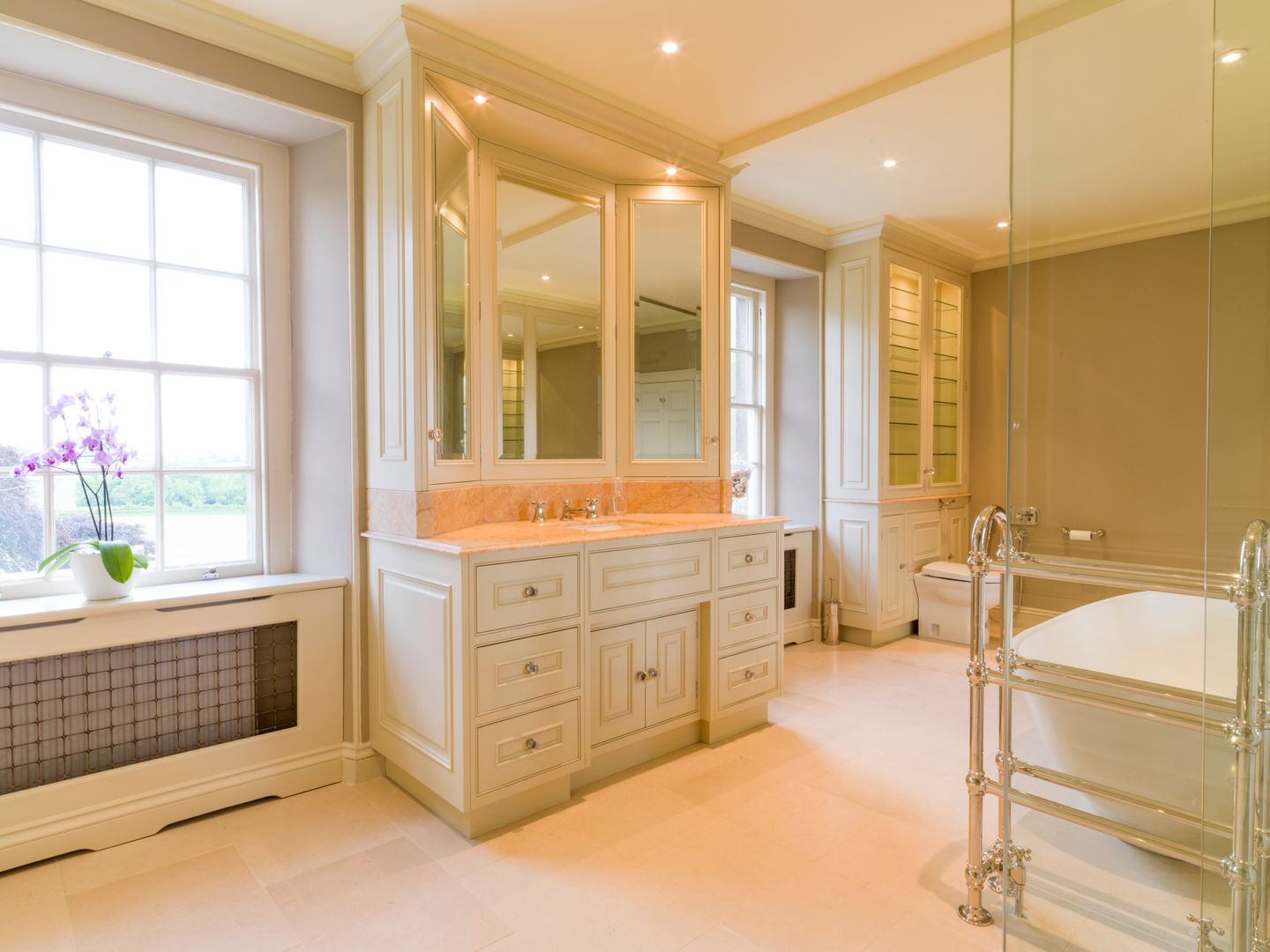 Bath Bathroom designed and made by Tim Wood Tim Wood Limited Bagno in stile classico