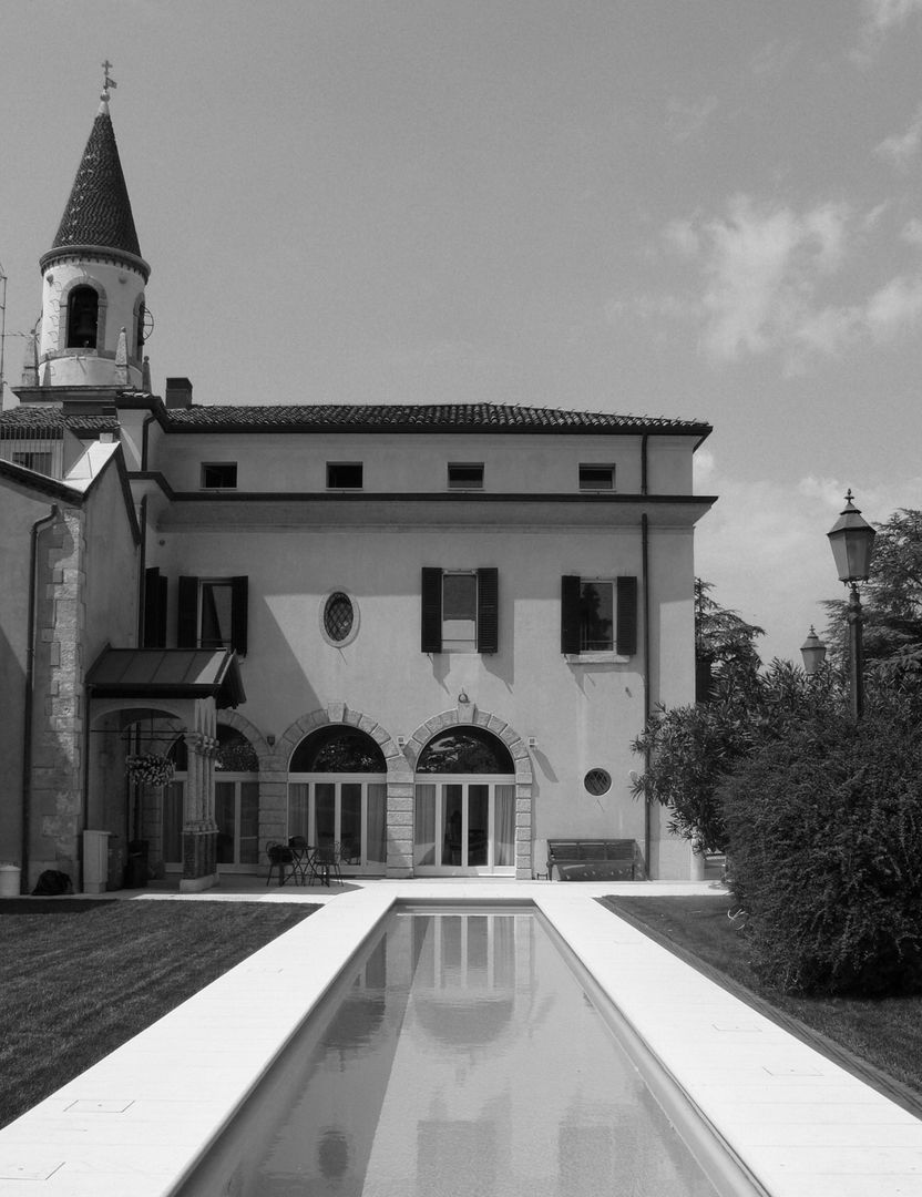 CASA A SULLE COLLINE DI VERONA , architetti5 architetti5 Piletas modernas: Ideas, imágenes y decoración