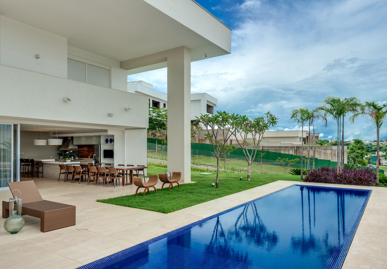 CASA IPE, Larissa Maffra Larissa Maffra Balcones y terrazas de estilo minimalista