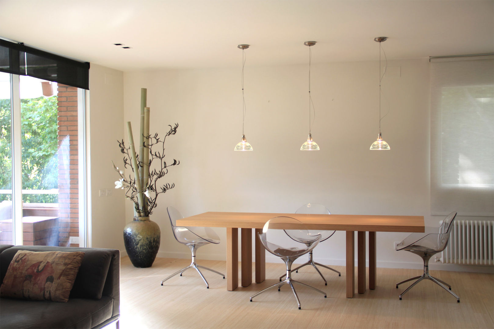 Japan in Barcelona: dinning area Daifuku Designs Minimalist dining room