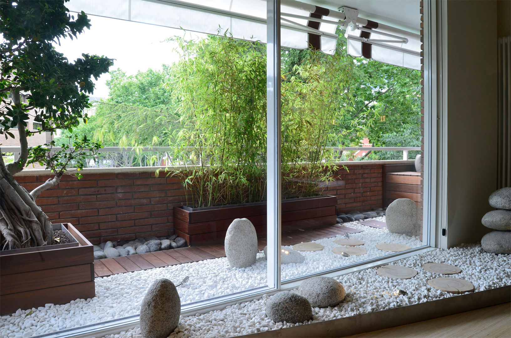 Japan in Barcelona: japanese stone garden on the terrace Daifuku Designs Varandas, marquises e terraços asiáticos