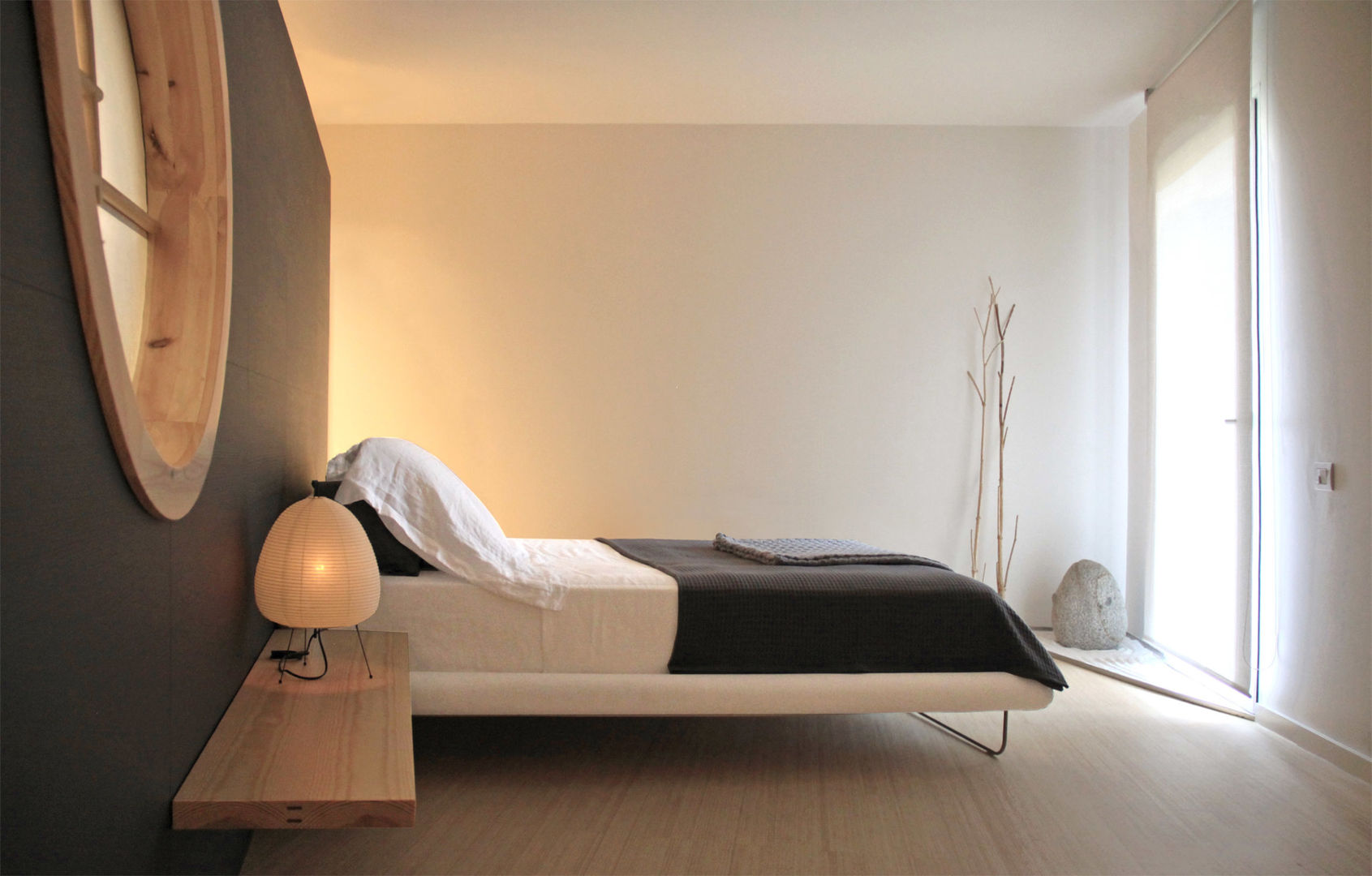 Japan in Barcelona: View of the bedroom Daifuku Designs Minimalist bedroom