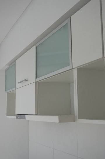 Guardado de cocina, puertas pushopen vidriadas y melaminicas cantos ABS. MinBai Cocinas de estilo minimalista Estanterías y gavetas