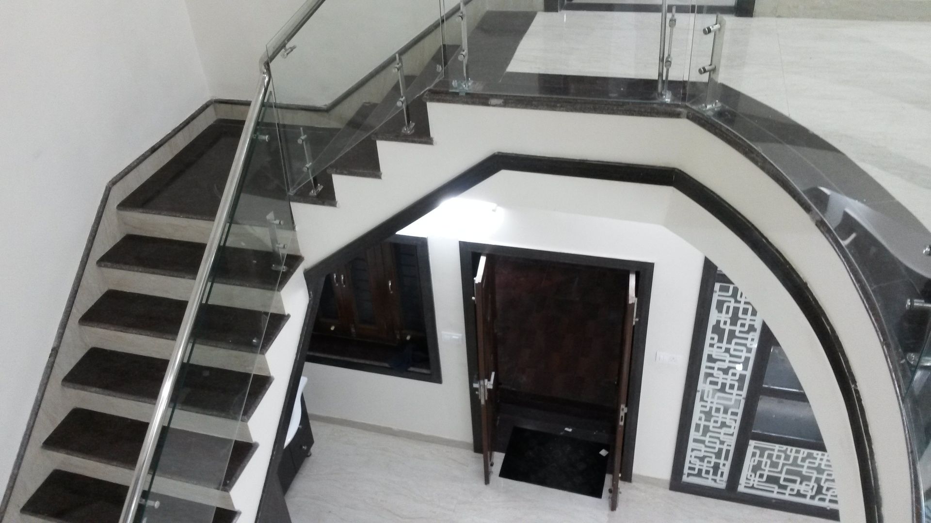 LALIT KUMAR FULWANI, MAA ARCHITECTS & INTERIOR DESIGNERS MAA ARCHITECTS & INTERIOR DESIGNERS Modern corridor, hallway & stairs