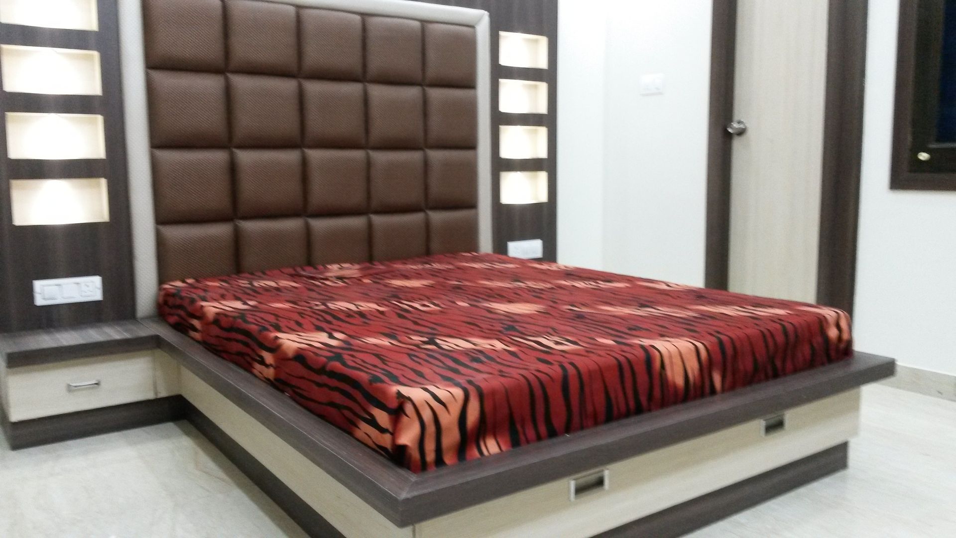 LALIT KUMAR FULWANI, MAA ARCHITECTS & INTERIOR DESIGNERS MAA ARCHITECTS & INTERIOR DESIGNERS Bedroom Beds & headboards